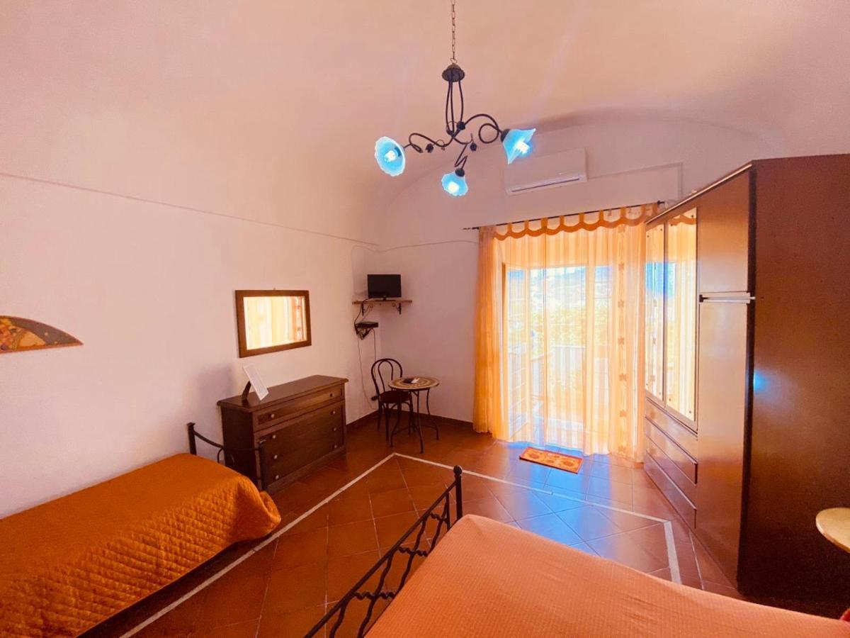 Casa Ninetta - Immobilevante Ponza Buitenkant foto
